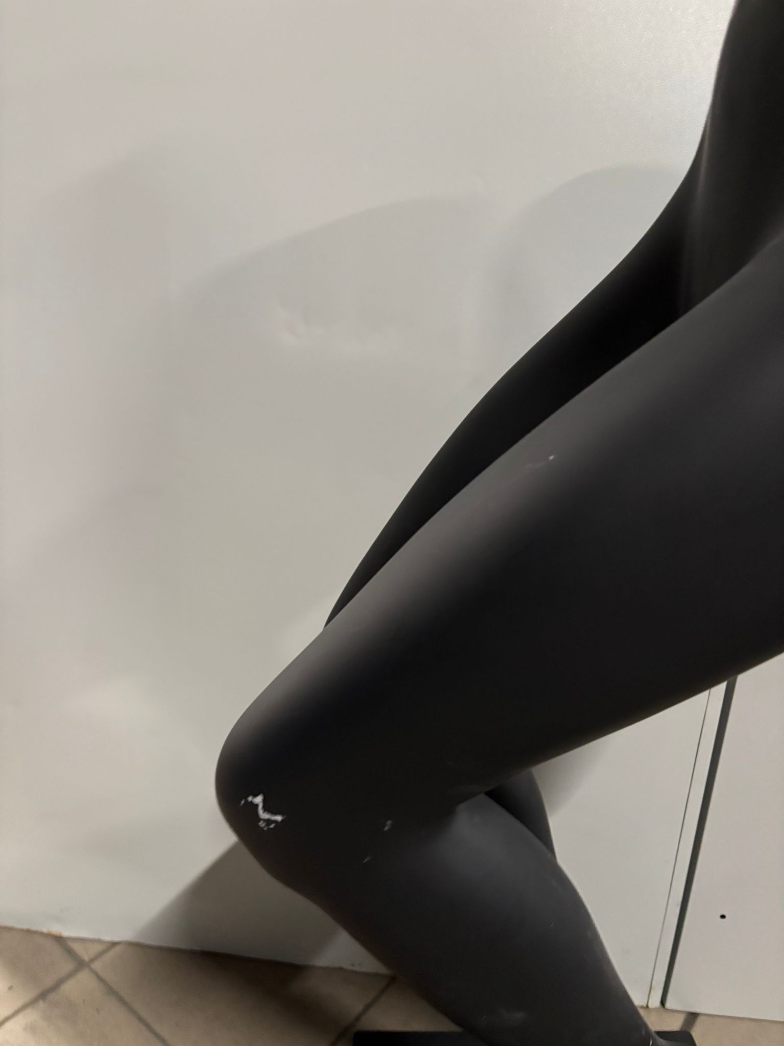 Jambe de présentation femme semi-assise – Fibre de verre noire – Hauteur 106 cm