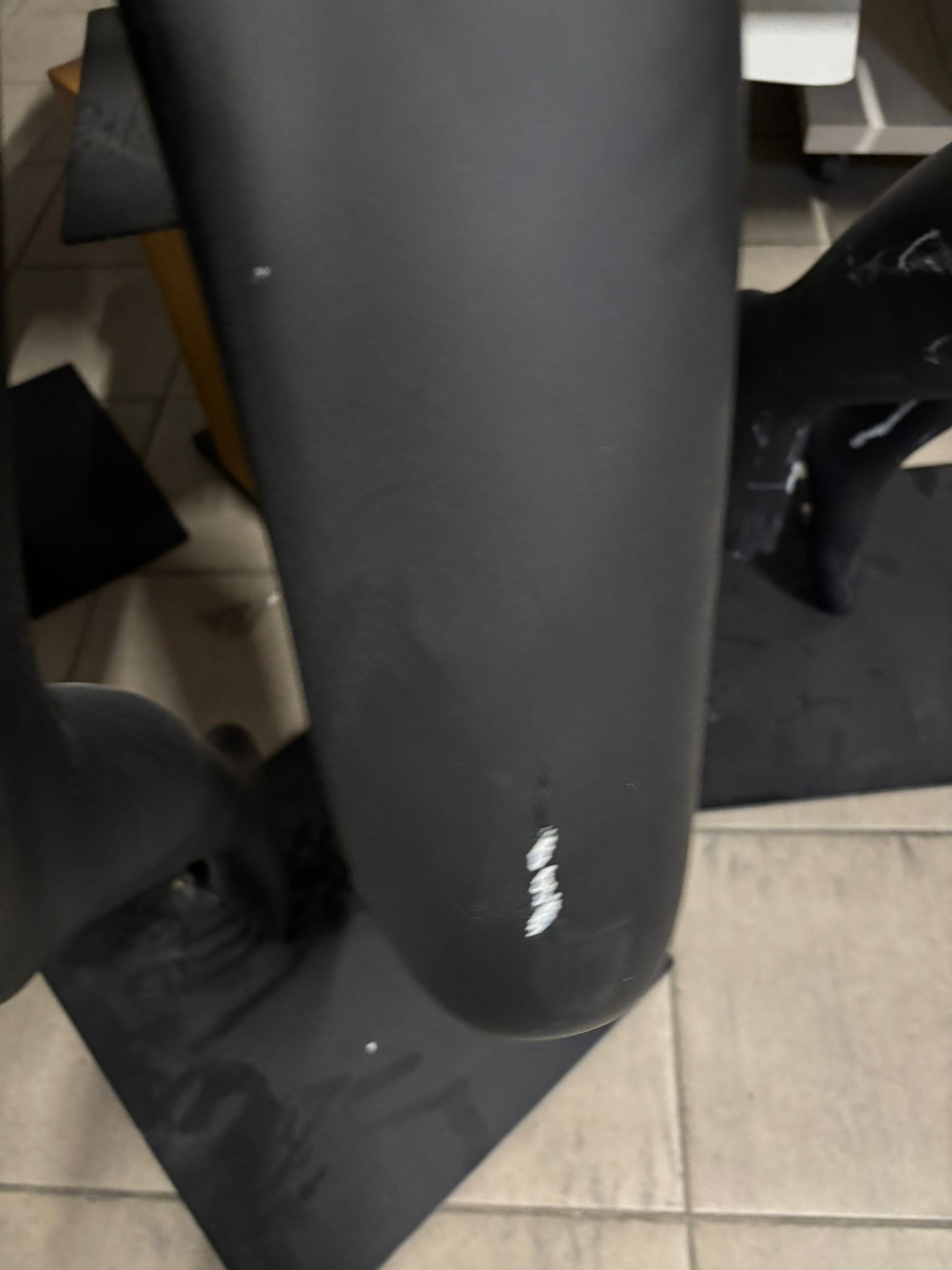 Jambe de présentation femme semi-assise – Fibre de verre noire – Hauteur 106 cm
