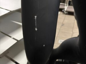 Jambe de présentation femme semi-assise – Fibre de verre noire – Hauteur 106 cm