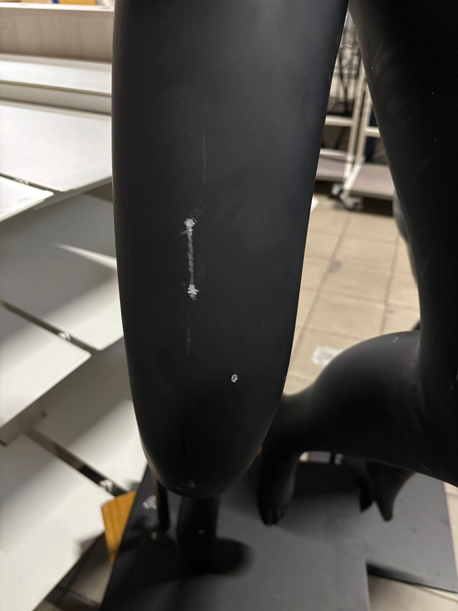 Jambe de présentation femme semi-assise – Fibre de verre noire – Hauteur 106 cm