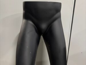 Jambe de présentation homme semi-assise – Fibre de verre noire – H 110 cm