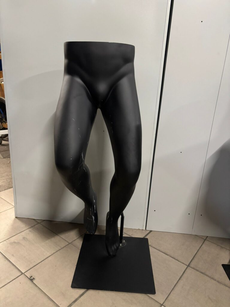 Jambe de présentation homme semi-assise – Fibre de verre noire – H 110 cm