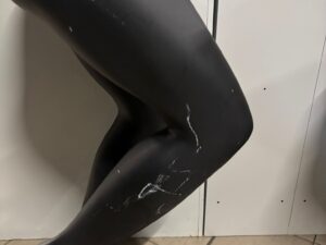Jambe de présentation homme semi-assise – Fibre de verre noire – H 110 cm