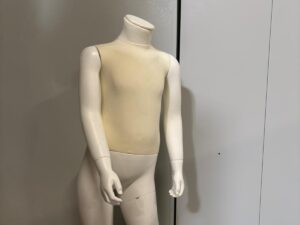 Mannequin enfant complet sur socle 5/6 ans – Fibre de verre et tissu – H 100 cm