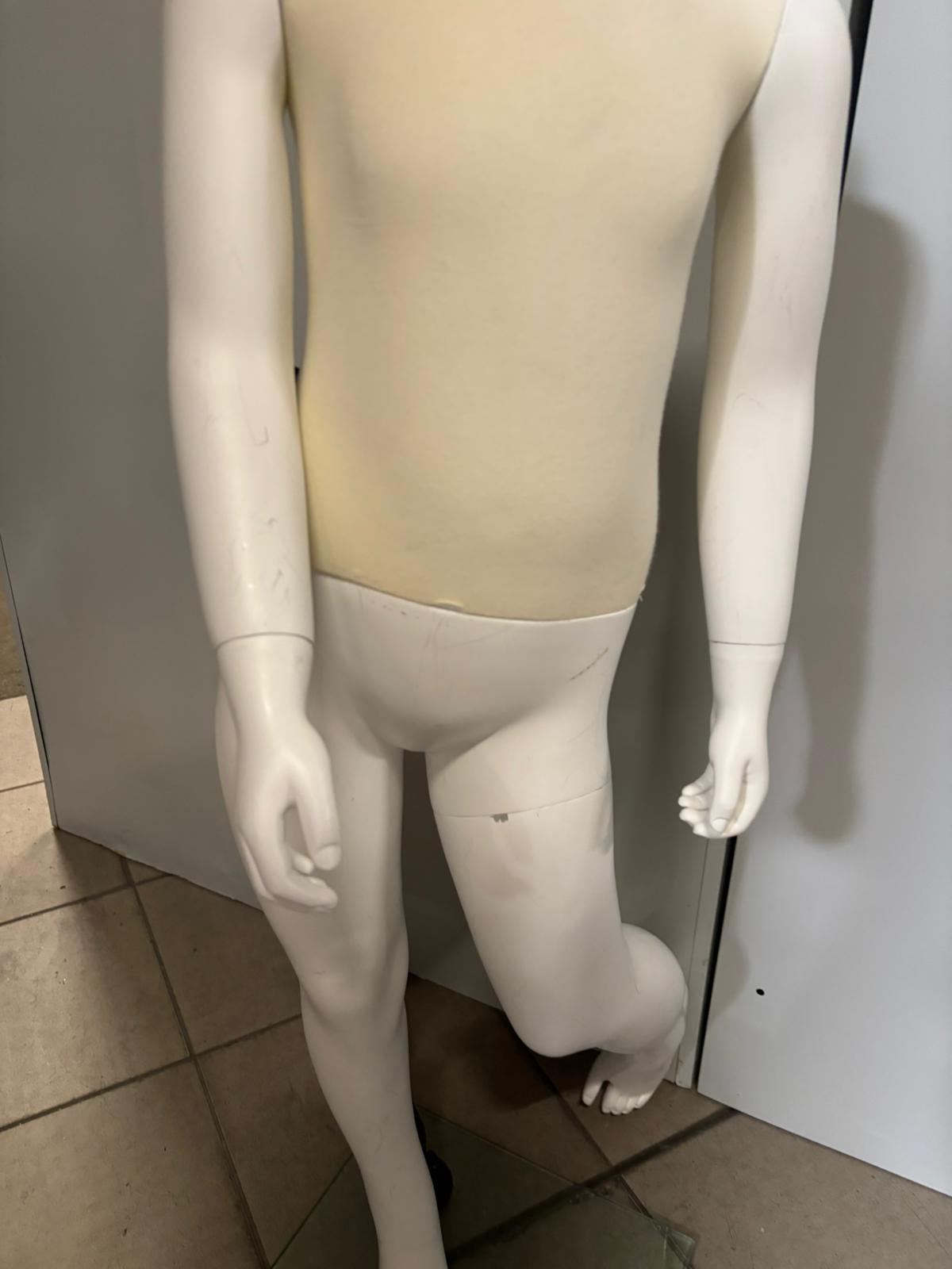 Mannequin enfant complet sur socle – Fibre de verre et tissu – H 100 cm
