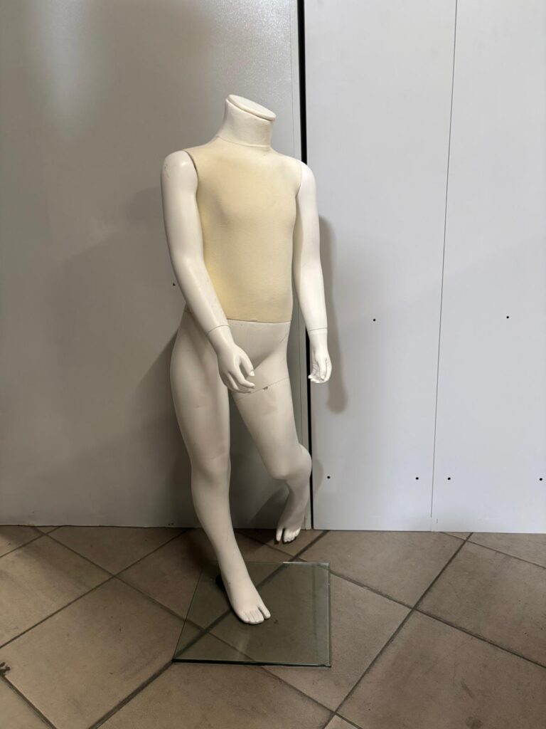 Mannequin enfant complet sur socle 5/6 ans – Fibre de verre et tissu – H 100 cm