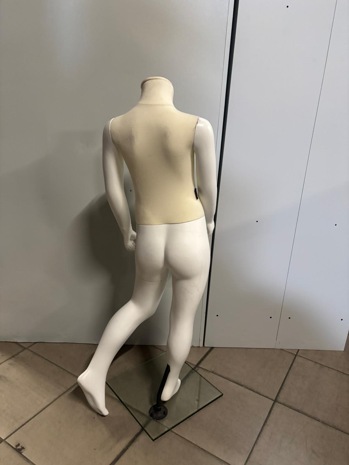 Mannequin enfant complet sur socle – Fibre de verre et tissu – H 100 cm