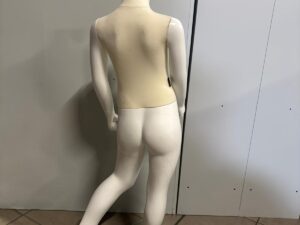 Mannequin enfant complet sur socle 5/6 ans – Fibre de verre et tissu – H 100 cm