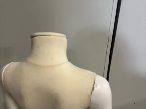 Mannequin enfant complet sur socle 5/6 ans – Fibre de verre et tissu – H 100 cm