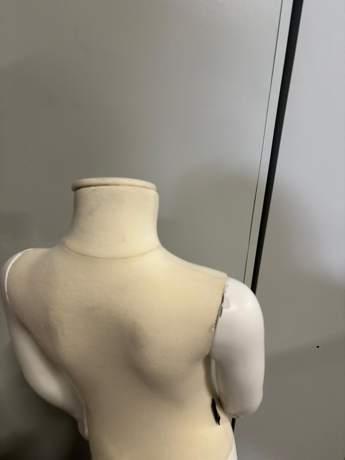 Mannequin enfant complet sur socle – Fibre de verre et tissu – H 100 cm