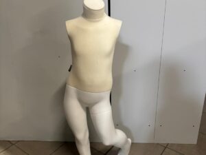 Mannequin enfant sur socle 5/6ans – Fibre de verre et tissu – H 100 cm