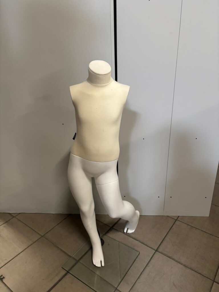 Mannequin enfant sur socle 5/6ans – Fibre de verre et tissu – H 100 cm