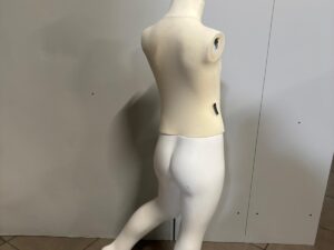 Mannequin enfant sur socle 5/6ans – Fibre de verre et tissu – H 100 cm