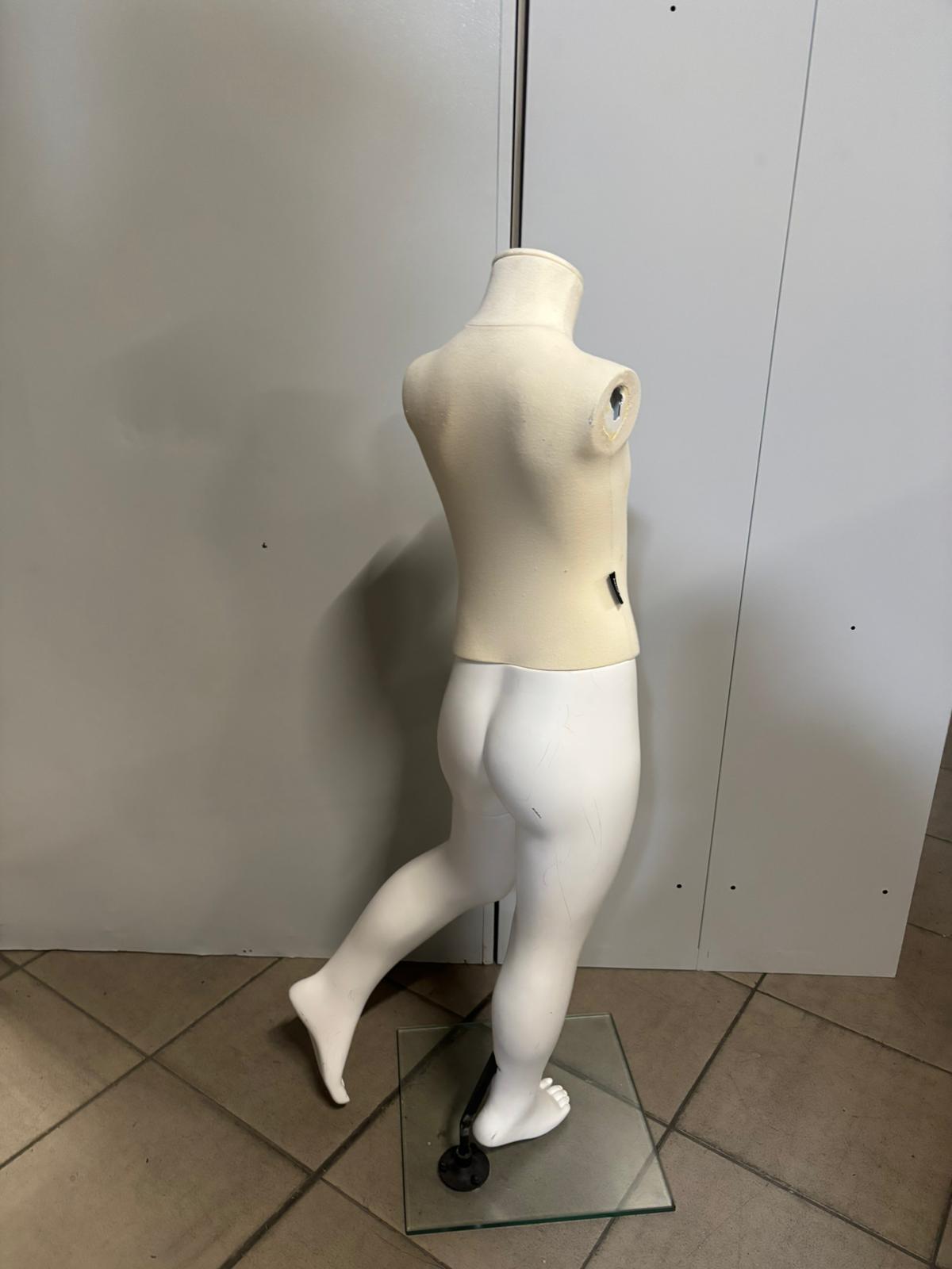 Mannequin enfant sur socle 5/6ans – Fibre de verre et tissu – H 100 cm