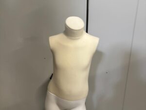 Mannequin enfant sur socle 5/6ans – Fibre de verre et tissu – H 100 cm