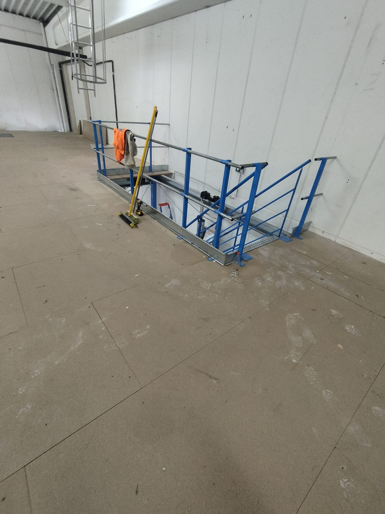 Mezzanine métallique industrielle – stockage entrepôt – 94,5 m²