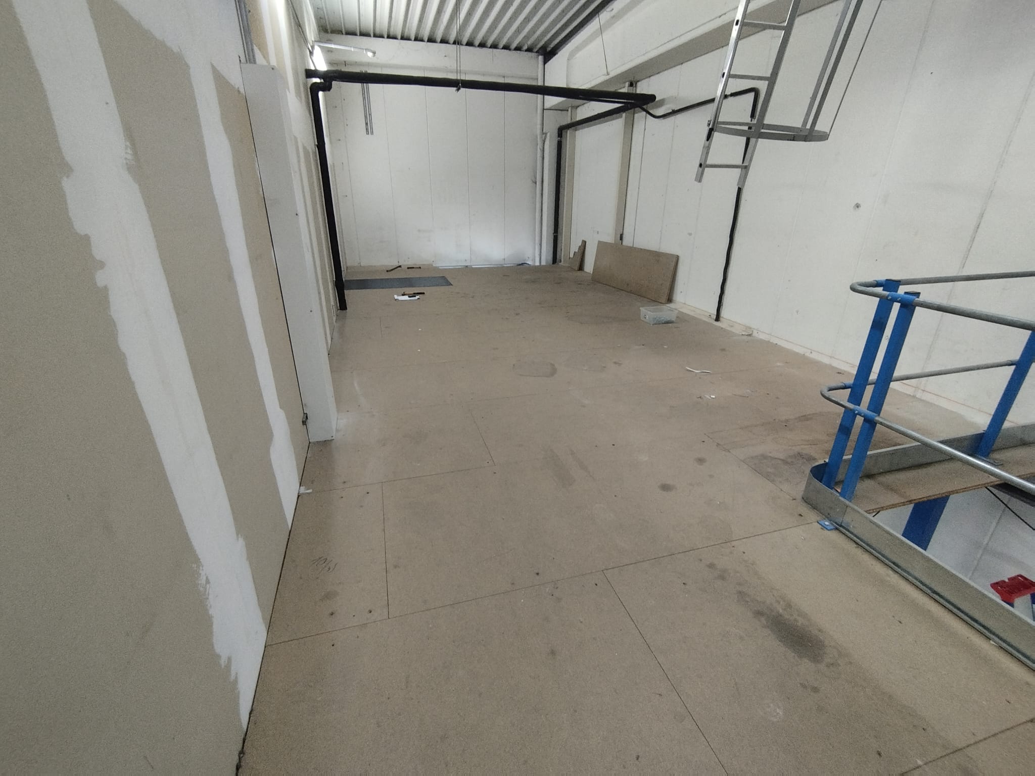 Mezzanine métallique industrielle – stockage entrepôt – 94,5 m²
