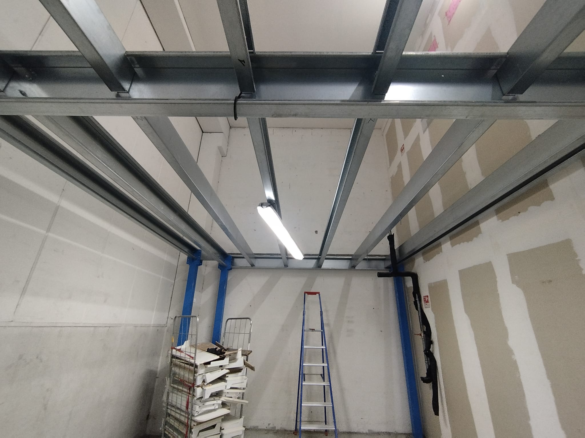 Mezzanine métallique industrielle – stockage entrepôt – 94,5 m²