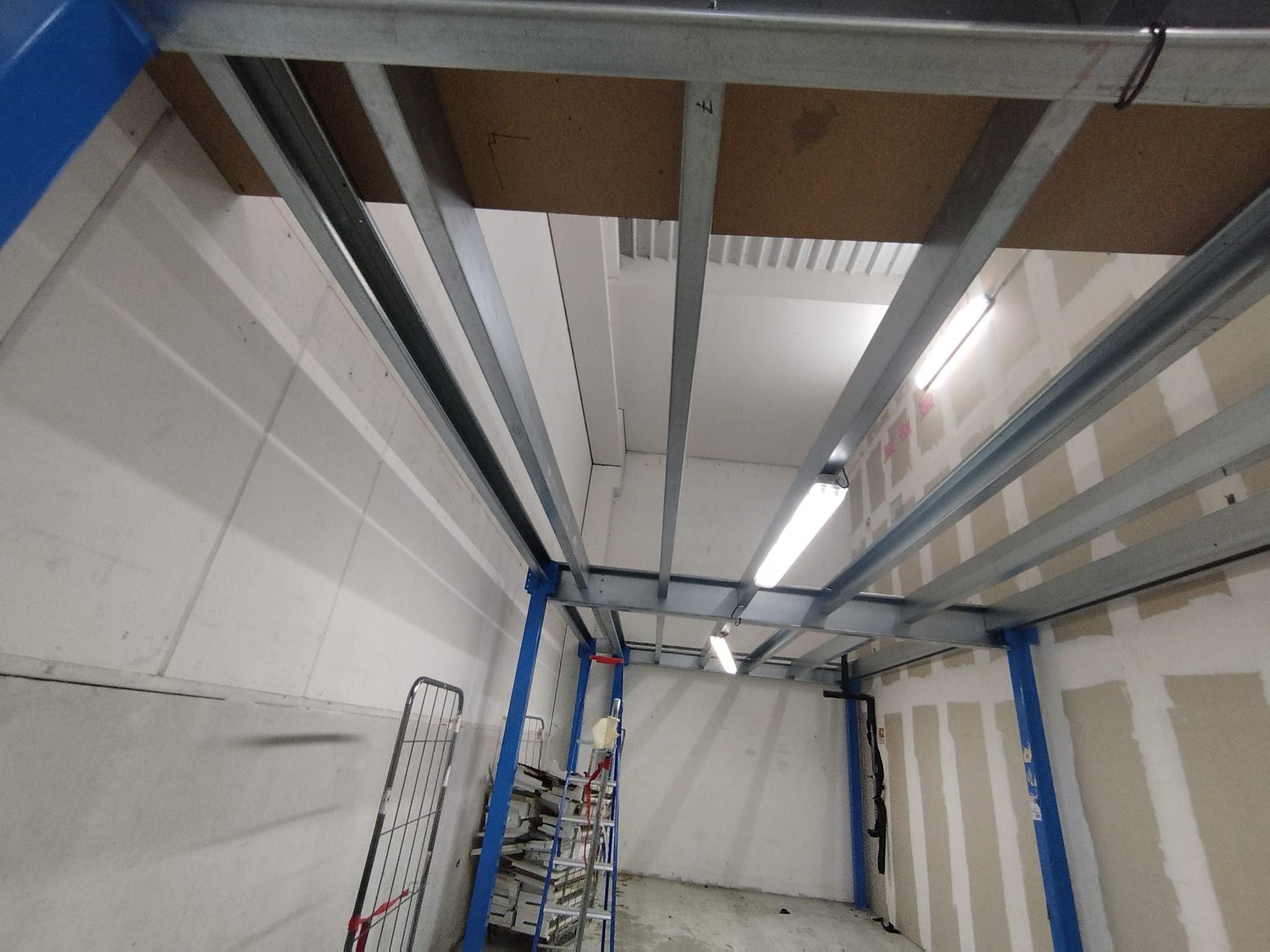 Mezzanine métallique industrielle – stockage entrepôt – 94,5 m²