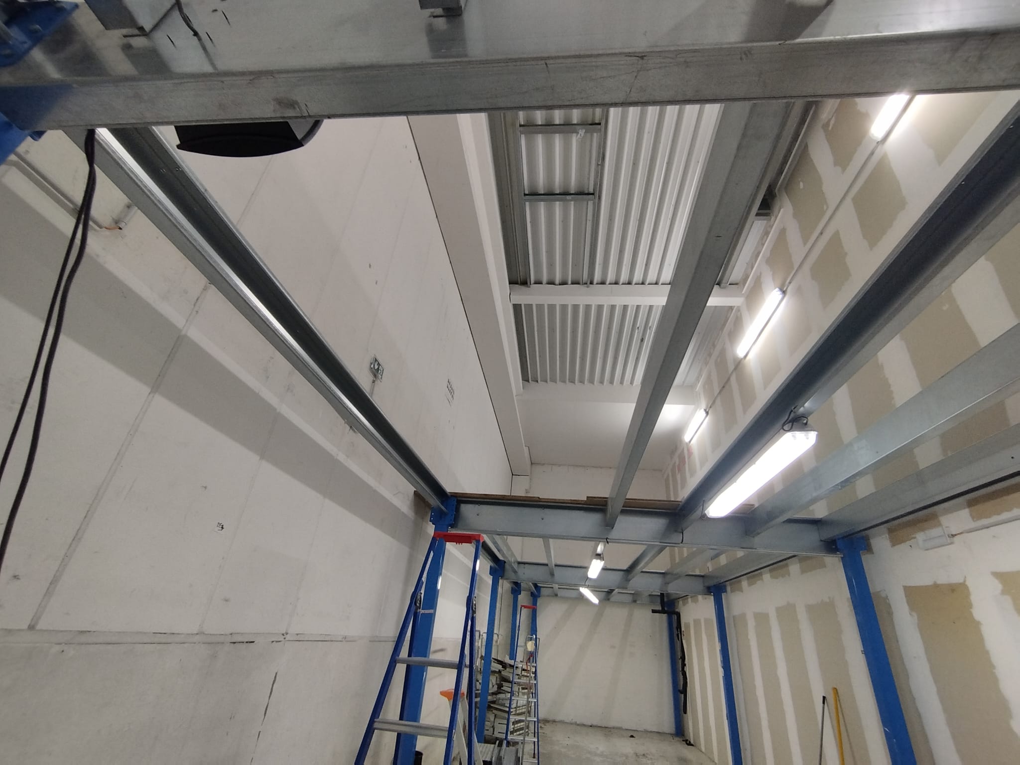 Mezzanine métallique industrielle – stockage entrepôt – 94,5 m²