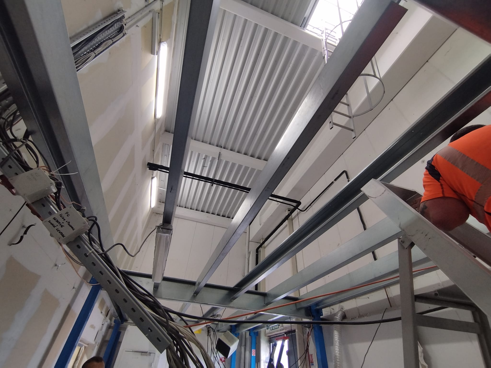 Mezzanine métallique industrielle – stockage entrepôt – 94,5 m²