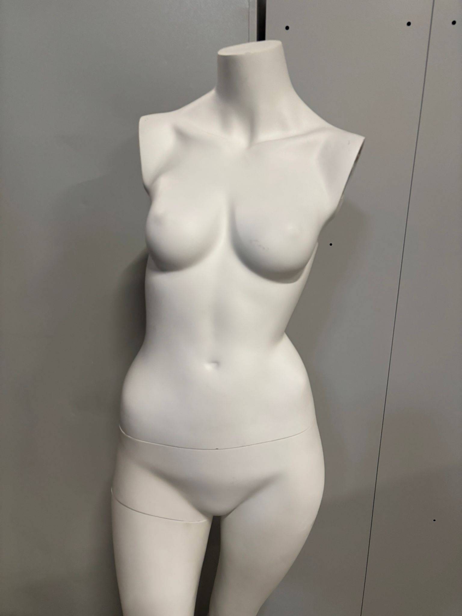 Mannequin femme sur socle – Fibre de verre blanc mat – H 160 cm
