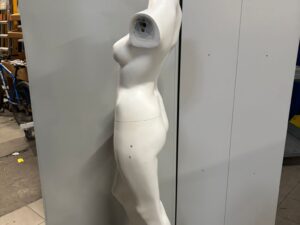 Mannequin femme sur socle – Fibre de verre blanc mat – H 160 cm