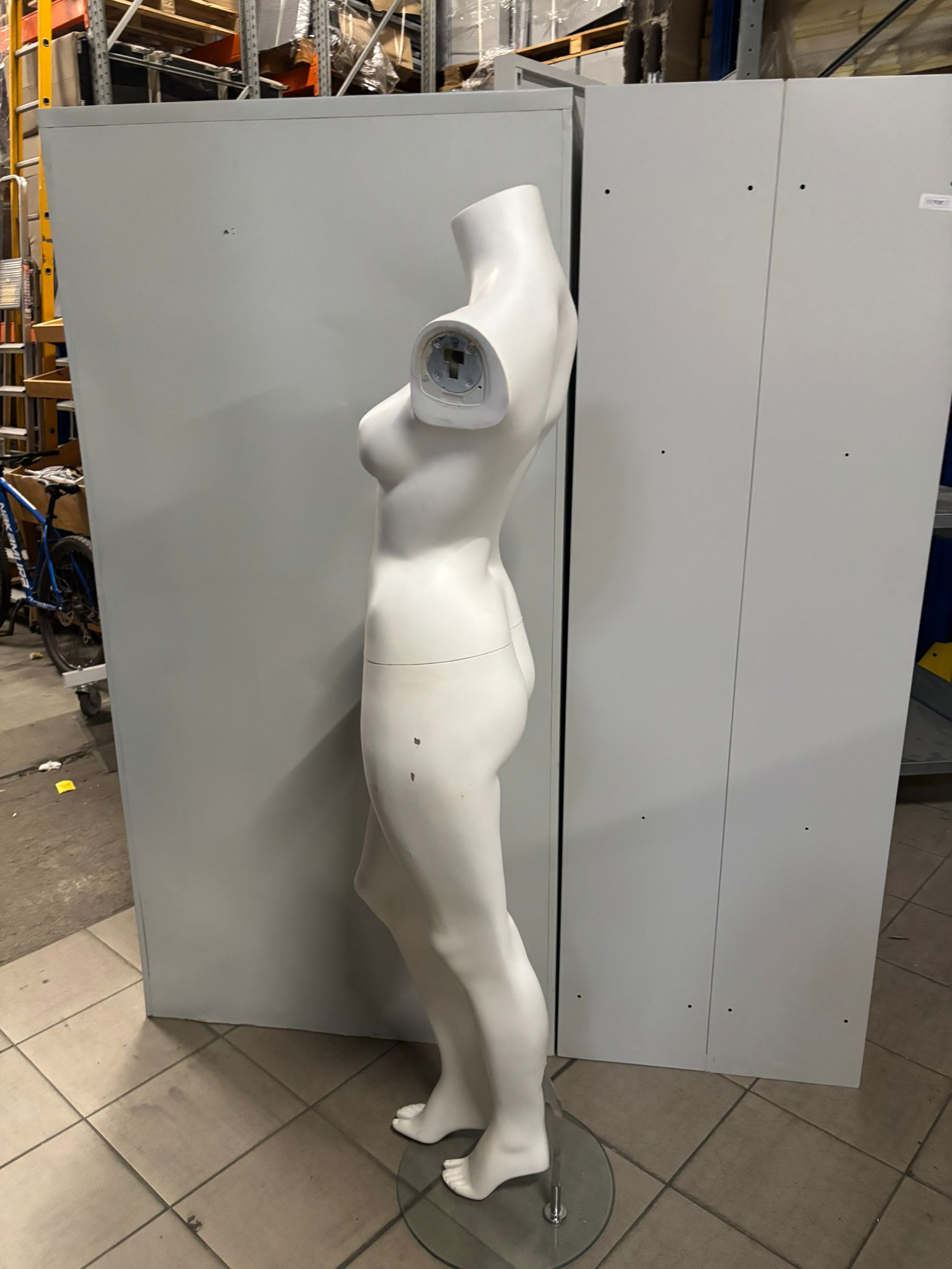 Mannequin femme sur socle – Fibre de verre blanc mat – H 160 cm