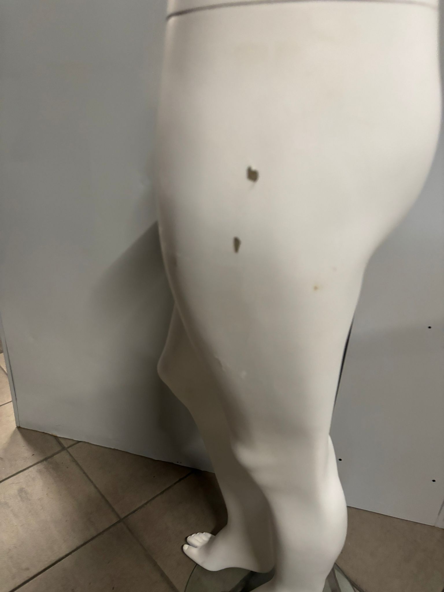 Mannequin femme sur socle – Fibre de verre blanc mat – H 160 cm