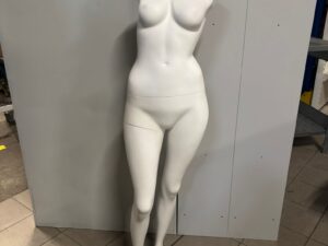 Mannequin femme sur socle – Fibre de verre blanc mat – H 160 cm