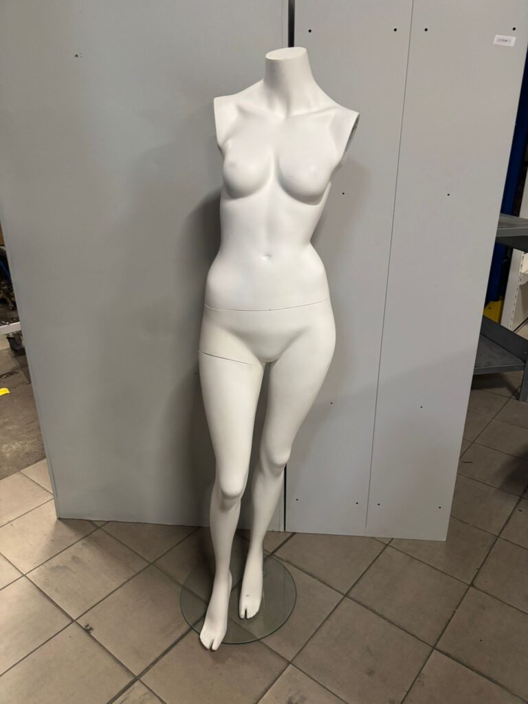Mannequin femme sur socle – Fibre de verre blanc mat – H 160 cm
