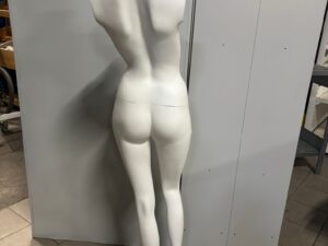 Mannequin femme sur socle – Fibre de verre blanc mat – H 160 cm