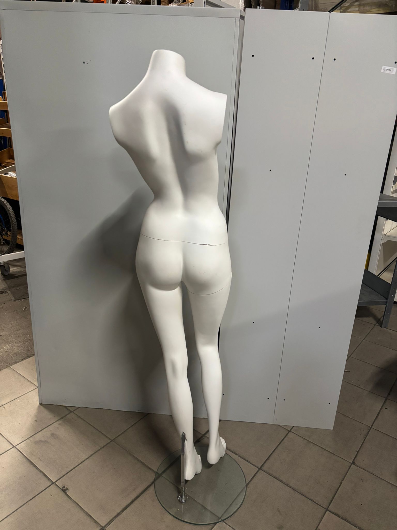 Mannequin femme sur socle – Fibre de verre blanc mat – H 160 cm