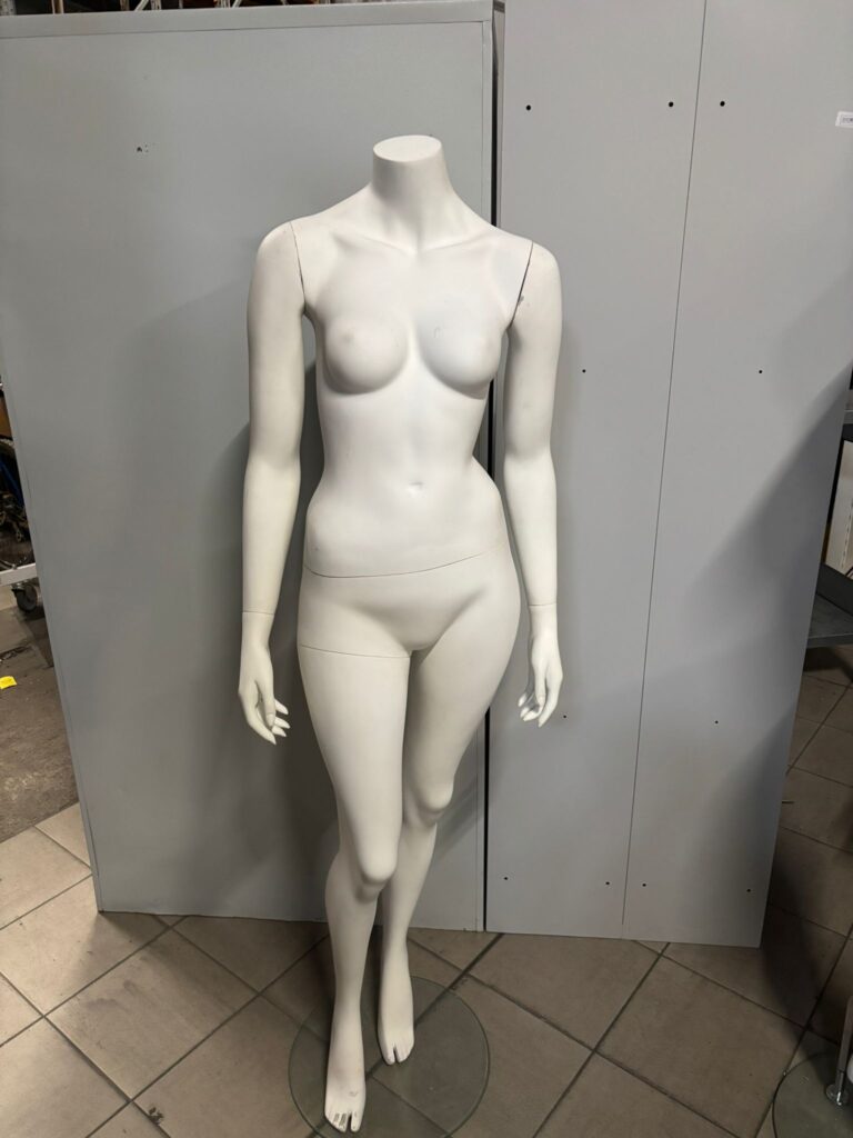 Mannequin femme sur socle – Fibre de verre blanc mat – H 160 cm