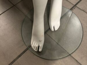Mannequin femme sur socle – Fibre de verre blanc mat – H 160 cm