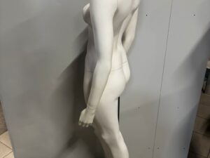 Mannequin femme sur socle – Fibre de verre blanc mat – H 160 cm