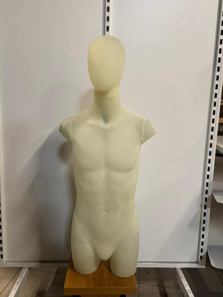 Mannequin demi-cuisse homme – Fibre de verre jaune pâle – H 110 cm