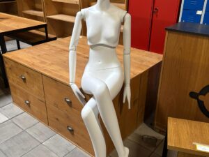 Mannequin femme assise neuf – Fibre de verre blanc mat – H 160 cm
