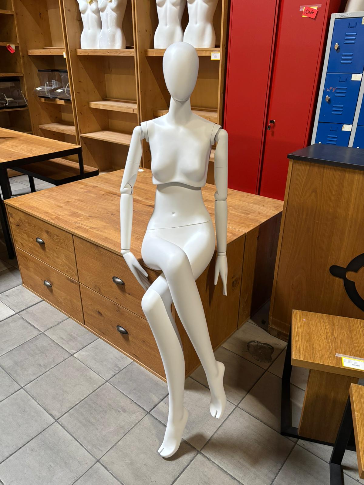 Mannequin femme assise neuf – Fibre de verre blanc mat – H 160 cm