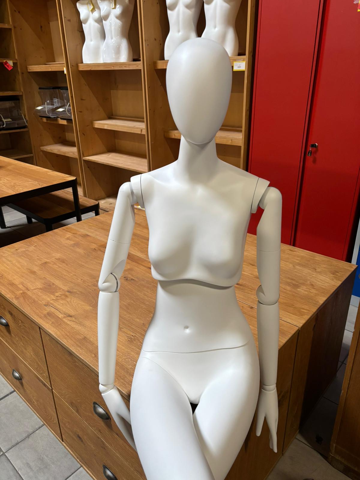 Mannequin femme assise neuf – Fibre de verre blanc mat – H 160 cm