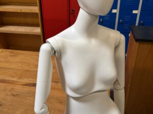 Mannequin femme assise neuf – Fibre de verre blanc mat – H 160 cm