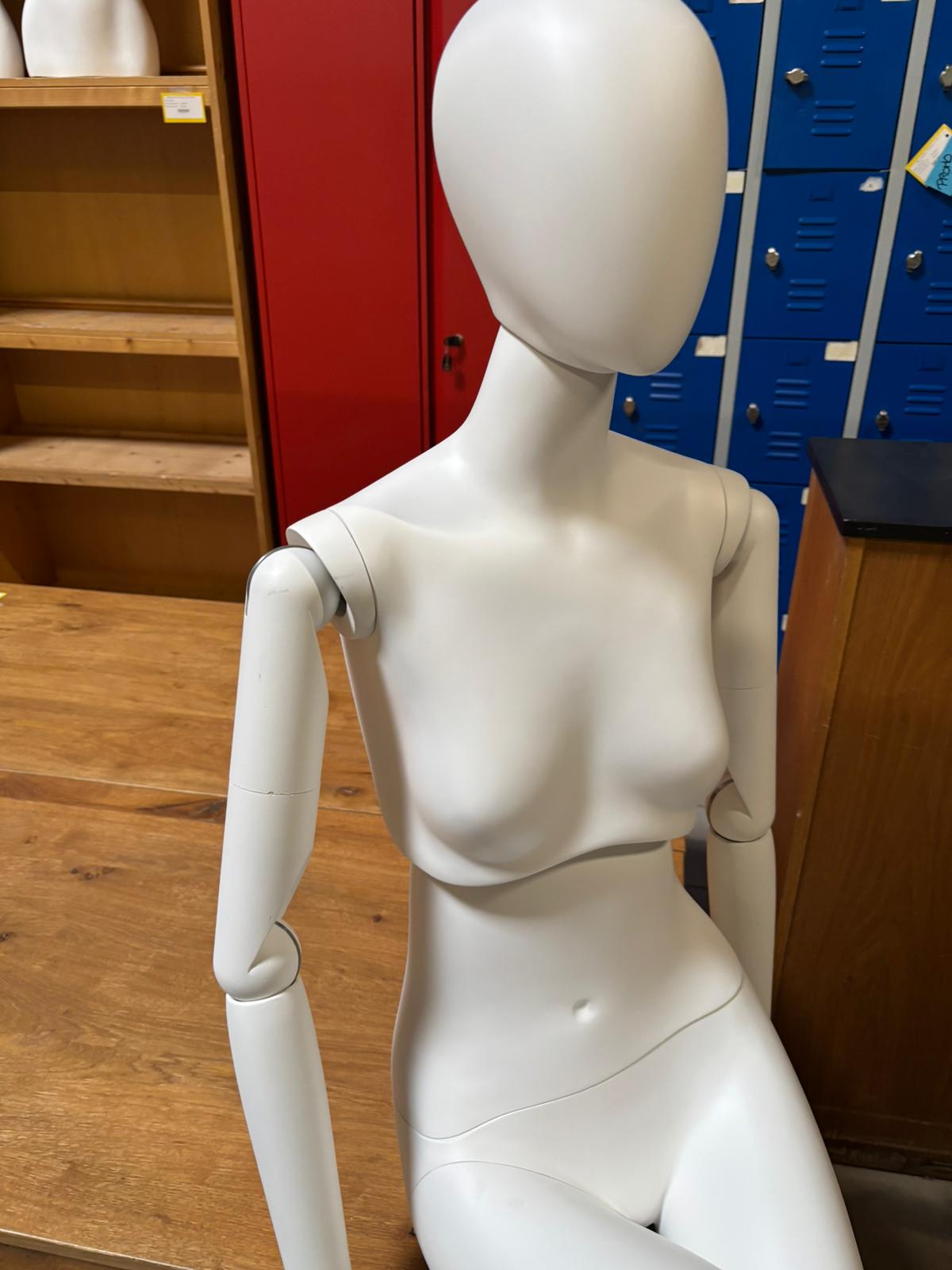 Mannequin femme assise neuf – Fibre de verre blanc mat – H 160 cm