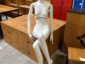 Mannequin femme assise neuf – Fibre de verre blanc mat – H 160 cm
