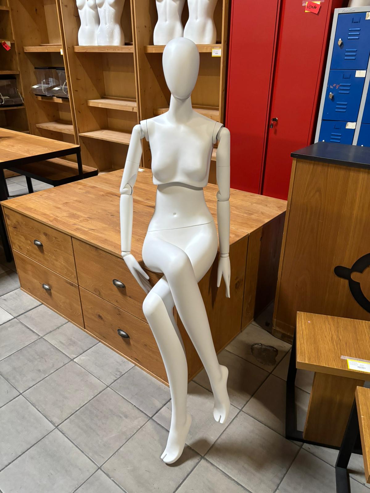Mannequin femme assise neuf – Fibre de verre blanc mat – H 160 cm