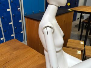 Mannequin femme assise neuf – Fibre de verre blanc mat – H 160 cm
