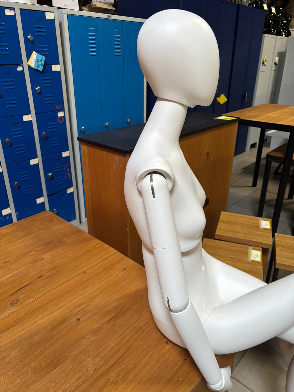 Mannequin femme assise neuf – Fibre de verre blanc mat – H 160 cm