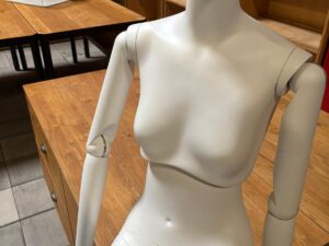 Mannequin femme assise neuf – Fibre de verre blanc mat – H 160 cm