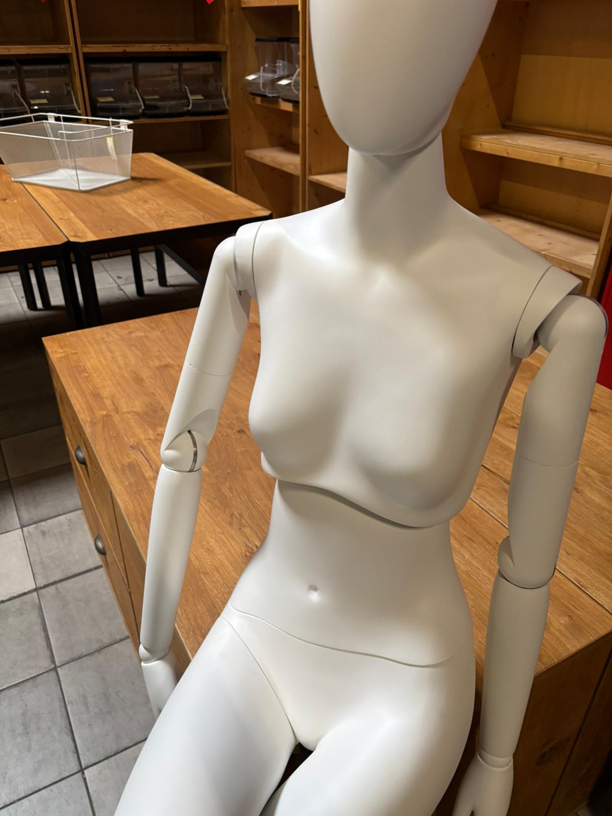 Mannequin femme assise neuf – Fibre de verre blanc mat – H 160 cm