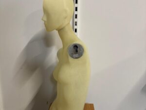 Buste femme – Fibre de verre jaune pâle effet transparent – H 80 cm