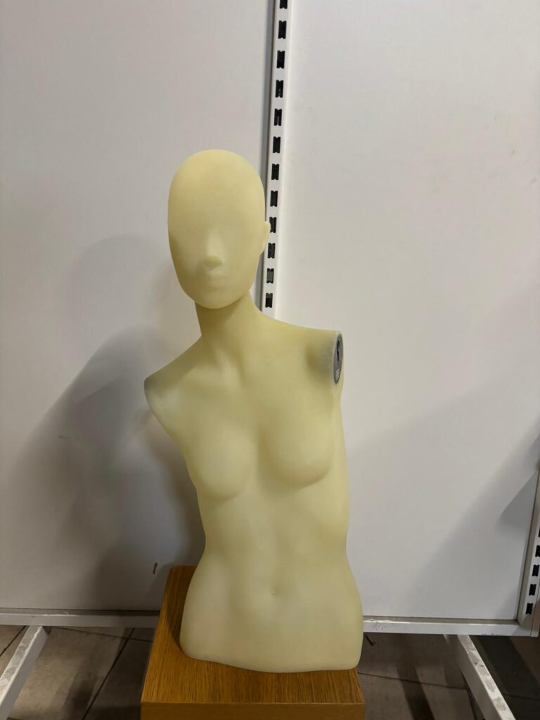 Buste femme – Fibre de verre jaune pâle effet transparent – H 80 cm